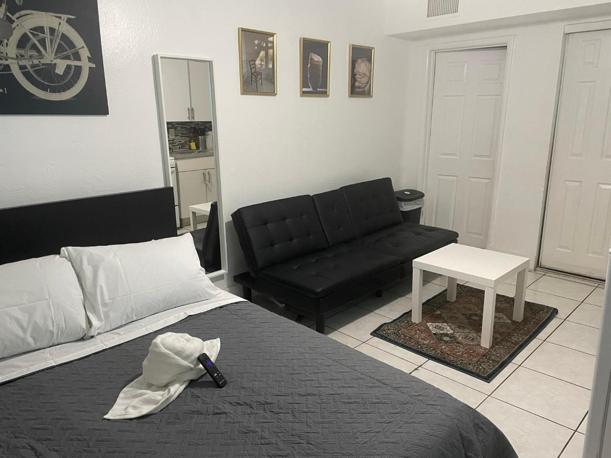 Trendy Studios In Холивуд Екстериор снимка